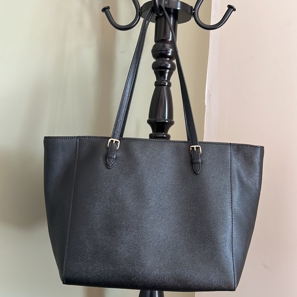 Coach tote with no wear and tear. Very spacious and comes with a dust bag!! - Picture 5 of 6